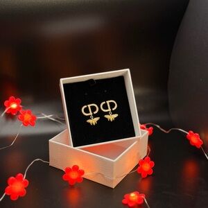 ✨🐝 Gold-Tone Bee Drop Earrings 🐝✨